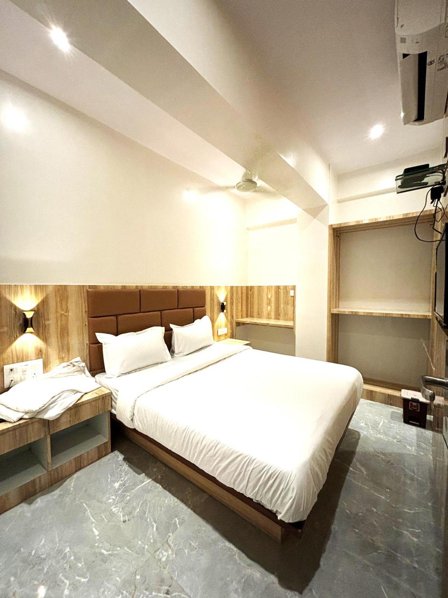 Hotel Enigma Inn Mumbai Exteriör bild