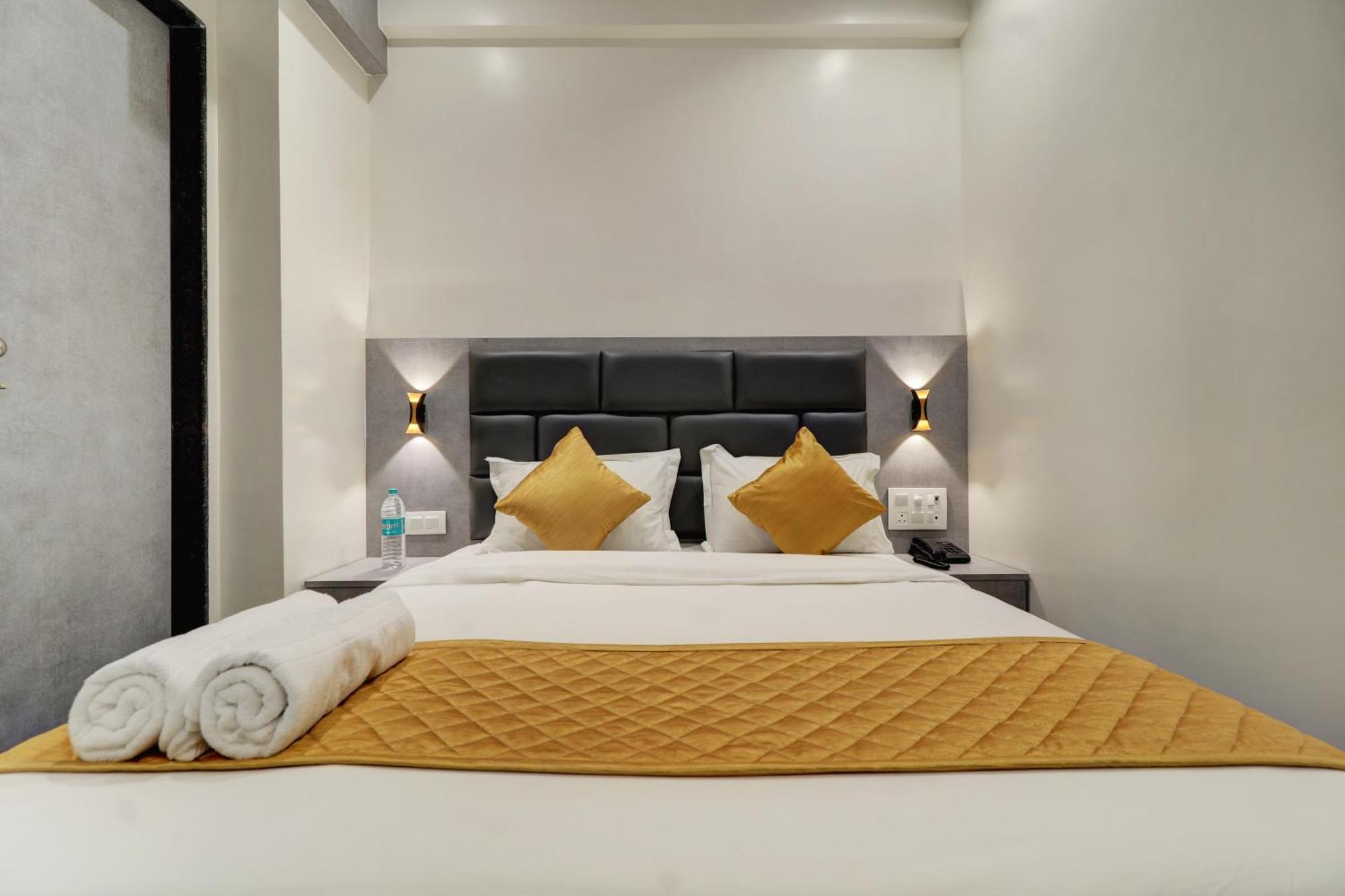 Hotel Enigma Inn Mumbai Exteriör bild