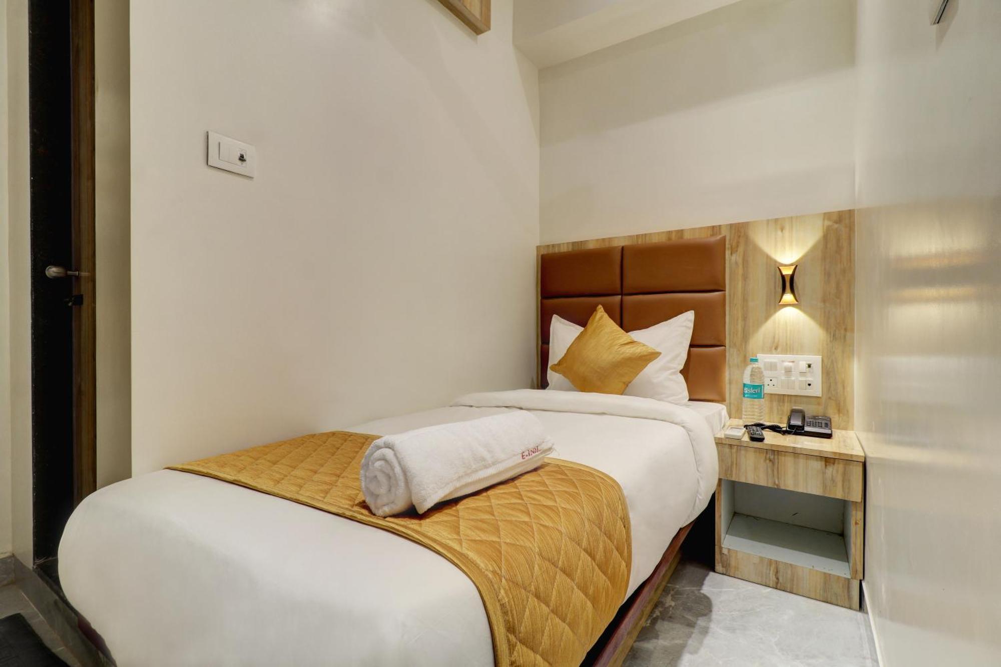 Hotel Enigma Inn Mumbai Exteriör bild