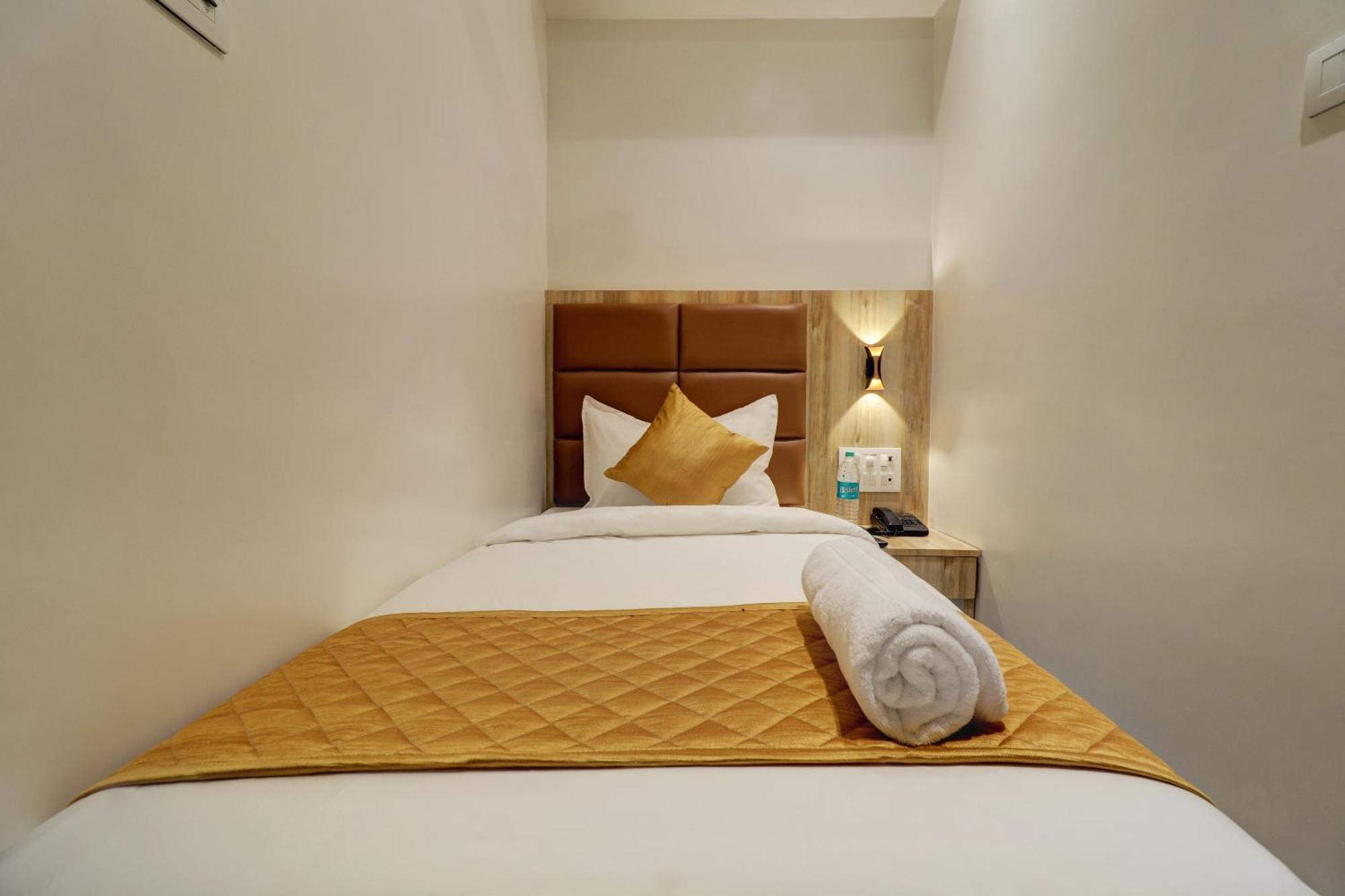 Hotel Enigma Inn Mumbai Exteriör bild