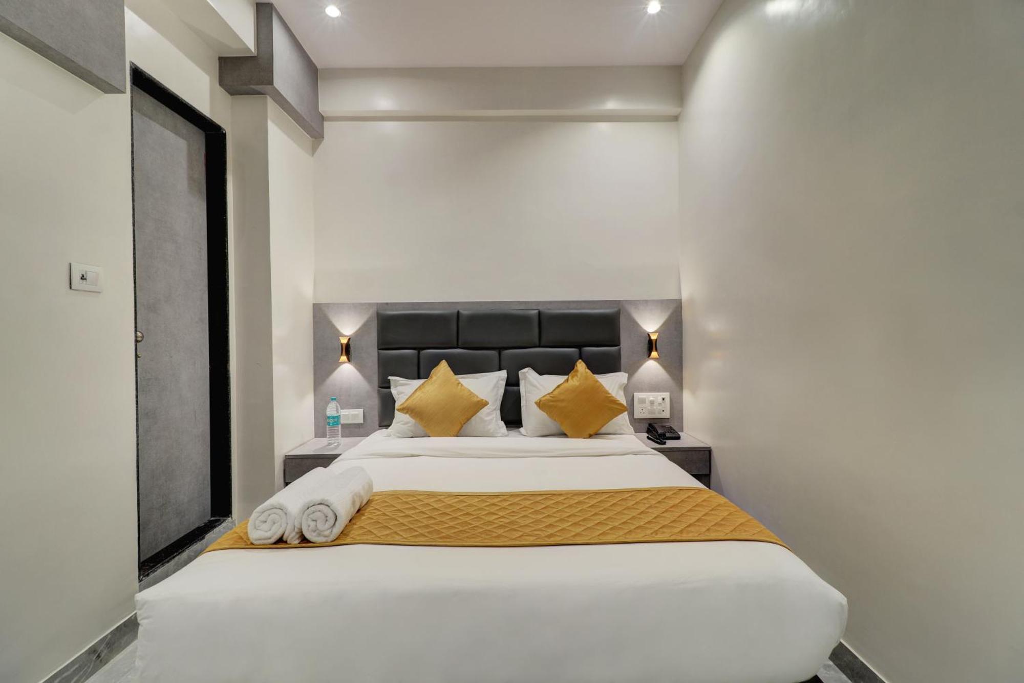 Hotel Enigma Inn Mumbai Exteriör bild